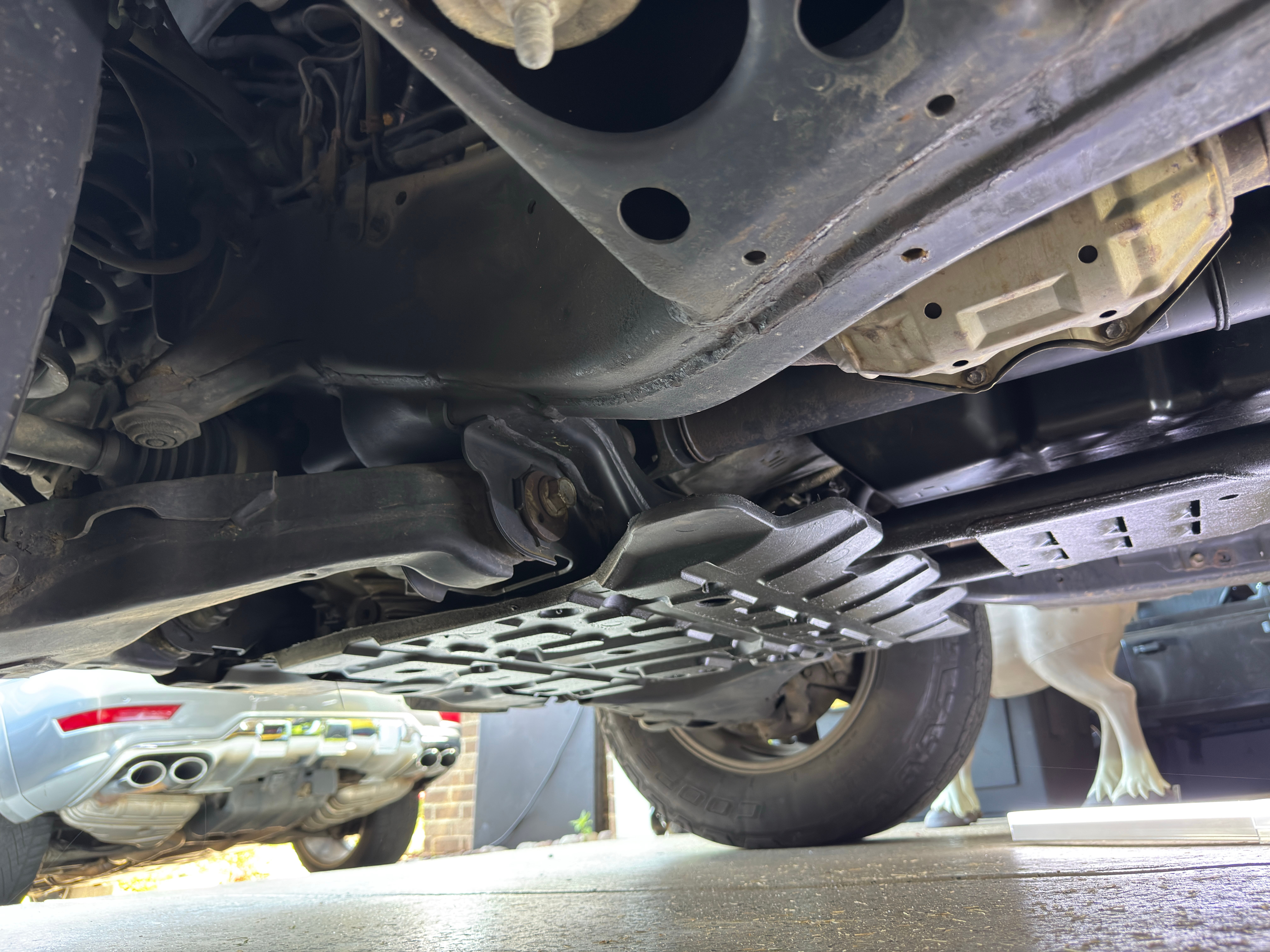 LX570 undercarriage — rust-free frame