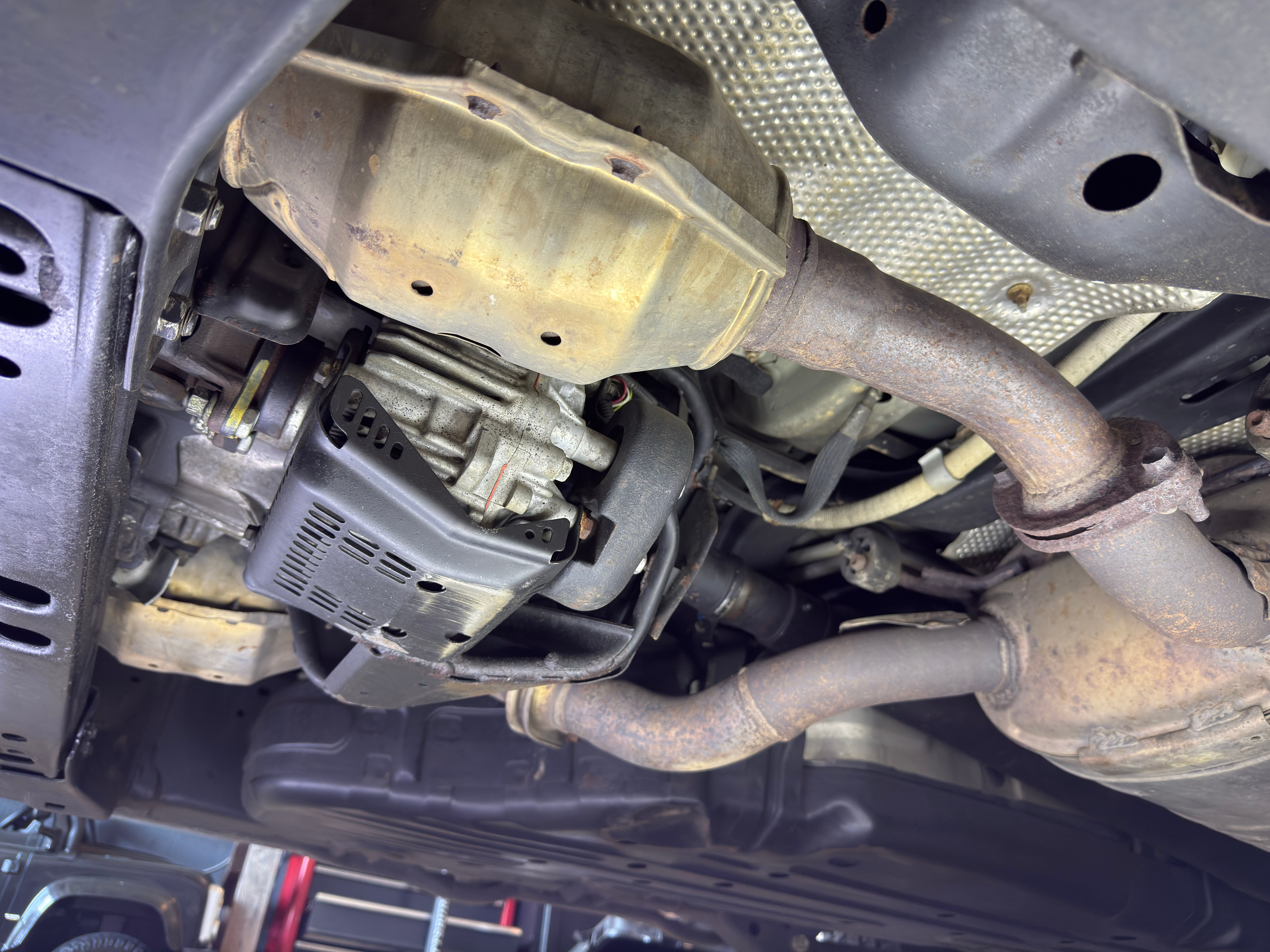 LX570 undercarriage — rust-free frame